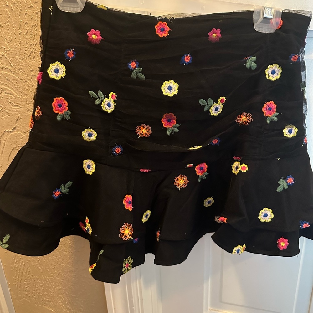 Skort. Floral embroidery print skort!